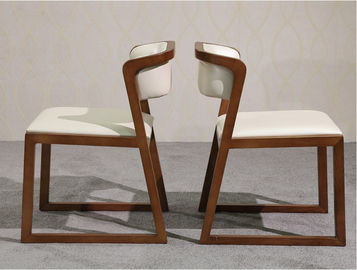 چند منظوره از صندلی های ناهار خوری مدرن با صندلی های چرمی و پشتی استفاده کنید